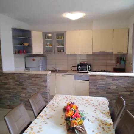 Two Bedroom Legovic With Garden Apartamento *
