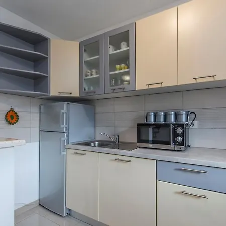 Two Bedroom Legovic With Garden Apartamento