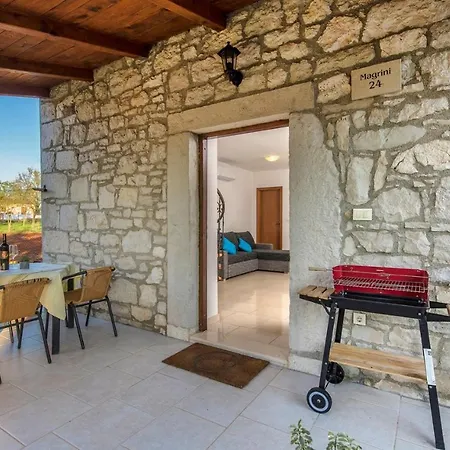 Apartamento Two Bedroom Legovic With Garden