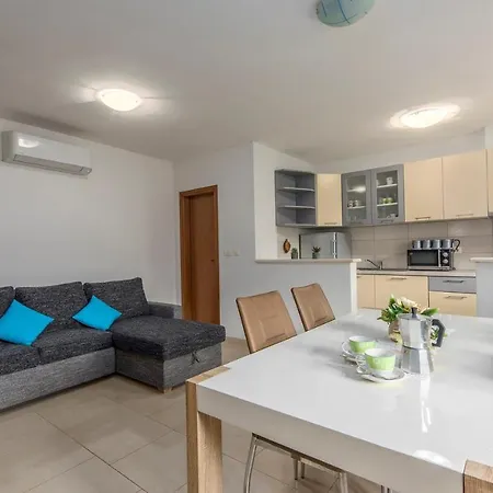 Two Bedroom Legovic With Garden *