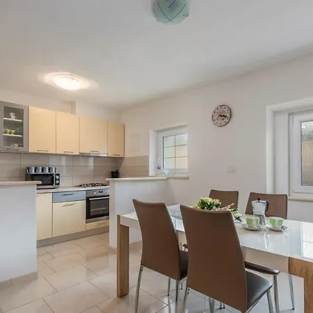 Two Bedroom Legovic With Garden Apartamento *