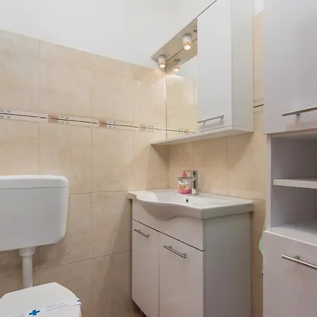Two Bedroom Legovic With Garden Apartamento
