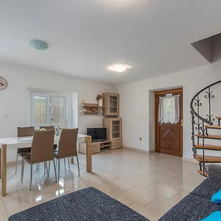 Two Bedroom Legovic With Garden Apartamento